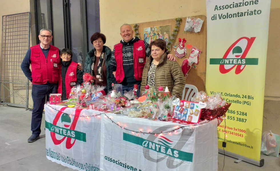 Mercatino di beneficienza con lavori realizzati dai volontari di Anteas Città di Castello (Perugia)