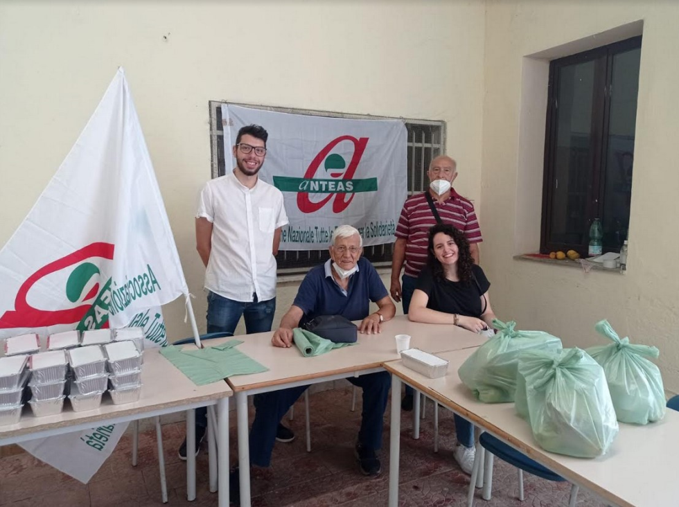 Anteas Cosenza distribuisce pasti ai più bisognosi