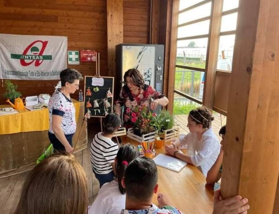 Anteas Poggiomarino (NA) prosegue i laboratori naturalistici intergenerazionali per scoprire i segreti di fiori e piante.