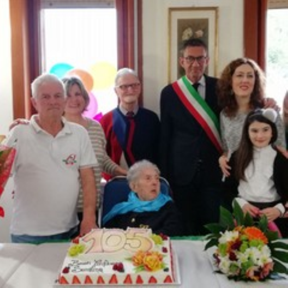Sefarina (la donna più longeva)  festeggiata da Sabrina, piccolo talento canoro