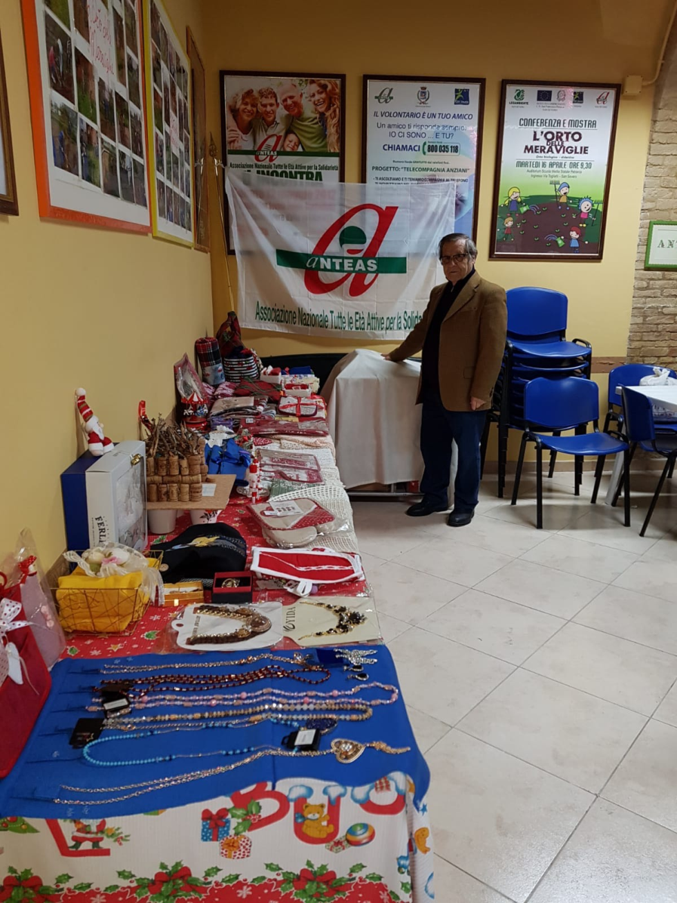Mercatino di beneficenza con oggetti realizzati dai volontari di Anteas San Severo.