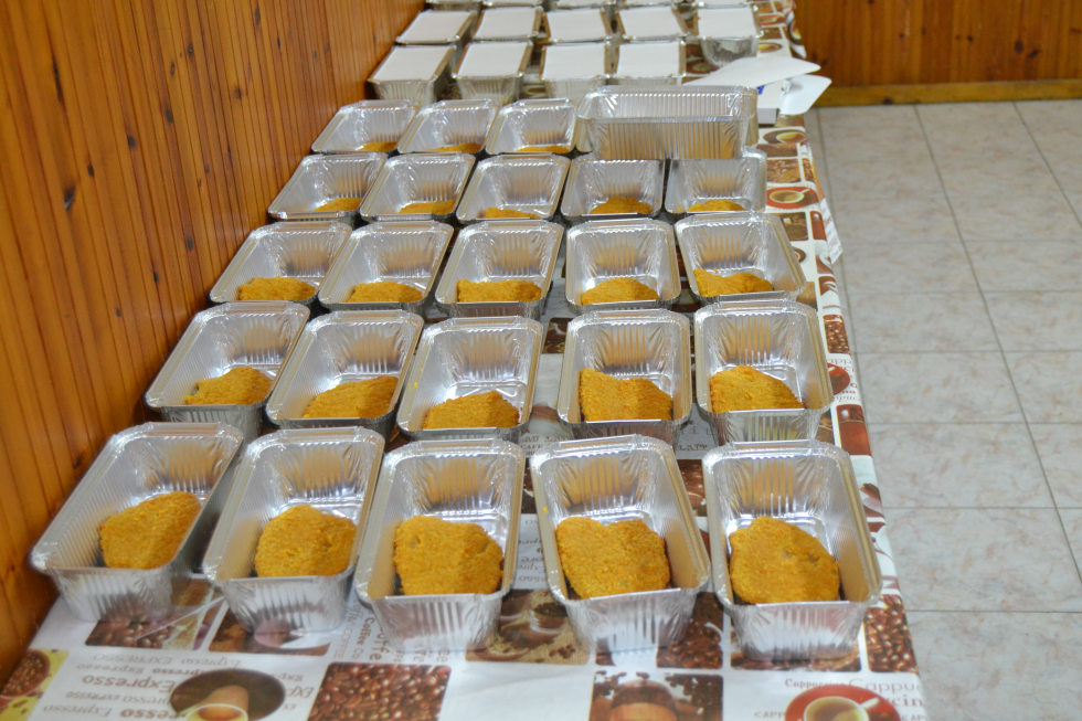 I volontari di Anteas Cosenza preparano e distribuiscono pasti caldi per gli ospiti della Fondazione San Francesco d'Assisi