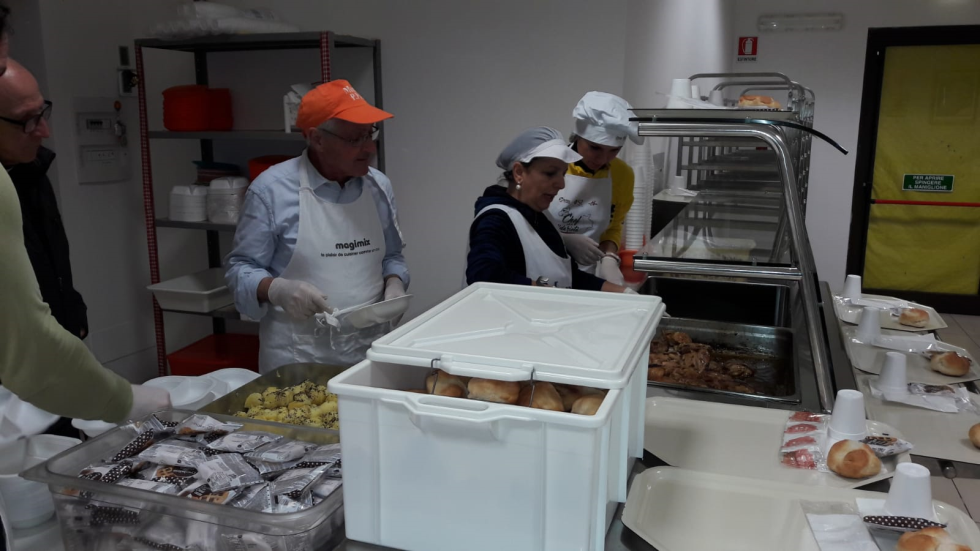 Pranzo Anteas  alla mensa dei poveri con immigrati