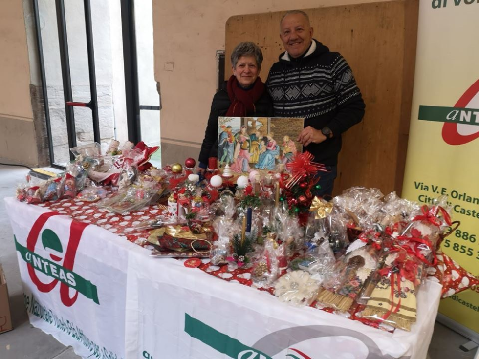 Mercatino di beneficienza con lavori realizzati dai volontari di Anteas Città di Castello (Perugia)