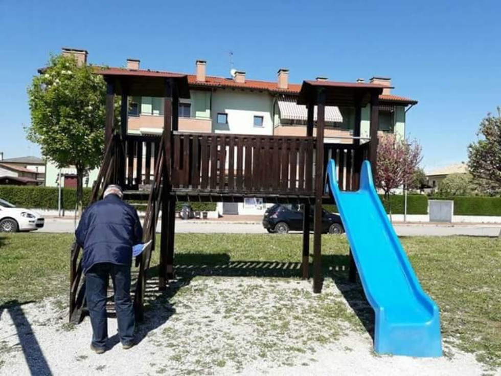 I nonni e i bambini amano i colori. Volontari dell'associazione Anteas di Campolongo pitturano le giostrine dei parchi giochi