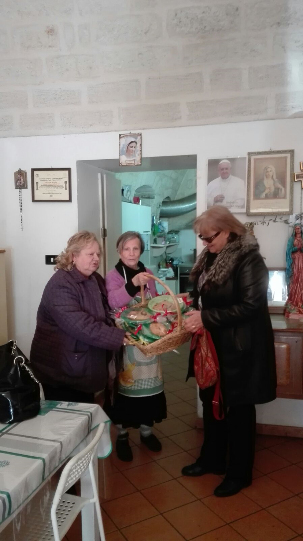 Le volontarie di Anteas Triggiano presentano le scarcelle, dolce pugliese della tradizione pasquale, da tramandare e condividere