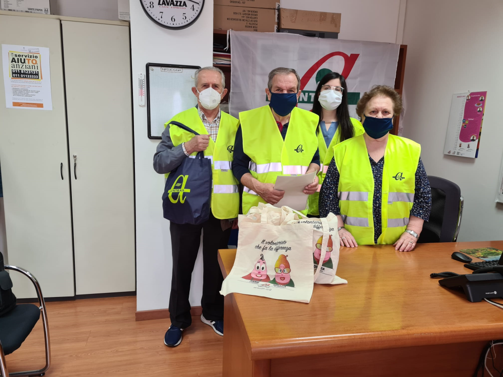 Anteas Torino consegna pacchi con generi alimentari per le famiglie in difficoltà