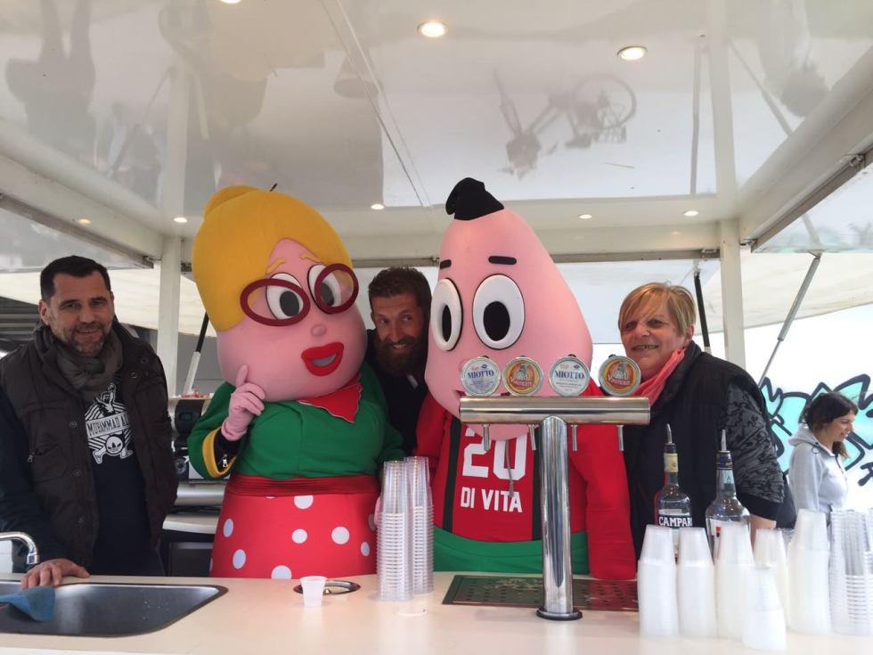 Le mascotte di Anteas Mario e Rosaria sulle rive del Brenta