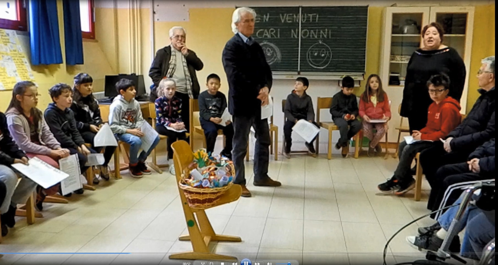 Benvenuti cari nonni!  Gli anziani incontrano i bambini di una scuola primaria di Bolzano.
