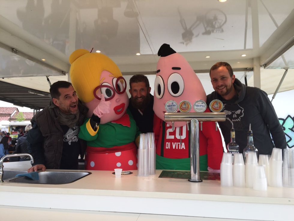 Le mascotte di Anteas Mario e Rosaria sulle rive del Brenta