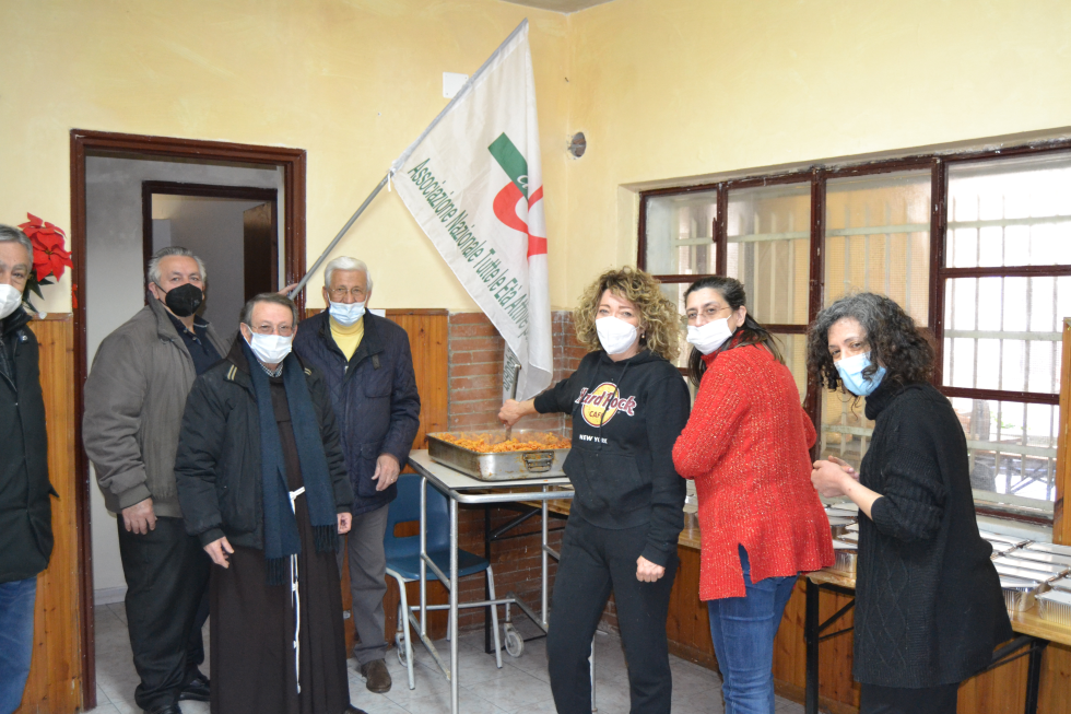 I volontari di Anteas Cosenza preparano e distribuiscono pasti caldi per gli ospiti della Fondazione San Francesco d'Assisi
