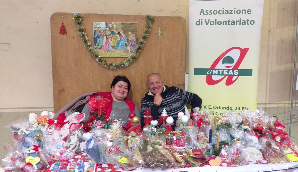 Mercatino di beneficienza con lavori realizzati dai volontari di Anteas Città di Castello (Perugia)