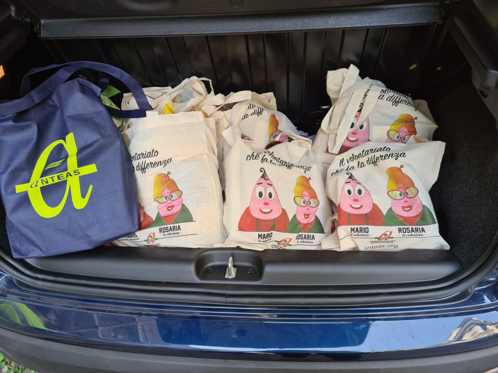 Anteas Torino consegna pacchi con generi alimentari per le famiglie in difficoltà