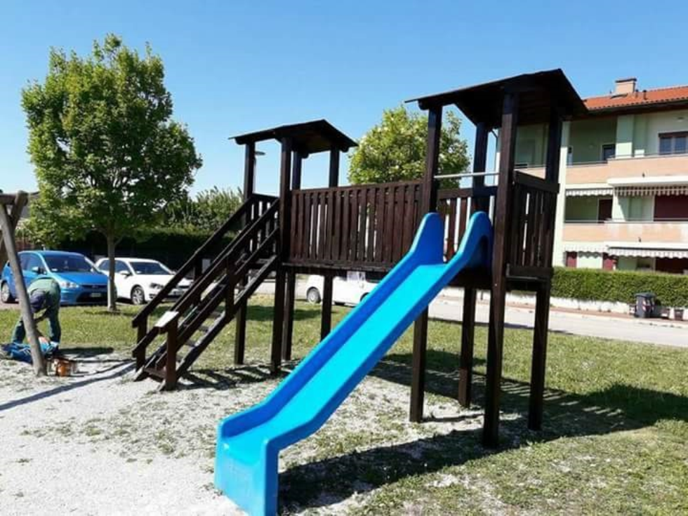 I nonni e i bambini amano i colori. Volontari dell'associazione Anteas di Campolongo pitturano le giostrine dei parchi giochi